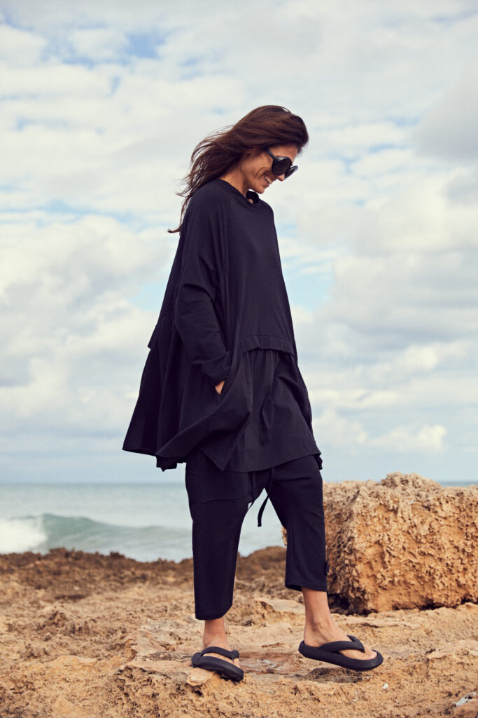 PLÜ PLUSLAVIE Sweater schwarzer Sweater Frau am Meer in schwarzer großer Tunika 