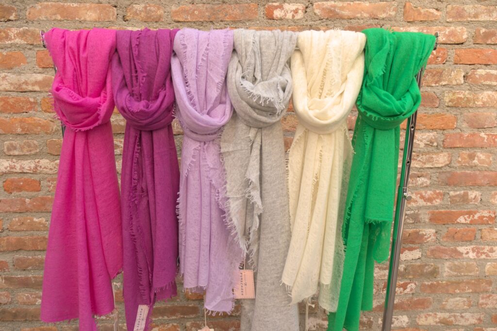 Kleiderstange mit verschieden farbigen Kaschmirschals von purschoen
Purschoen Kaschmir online