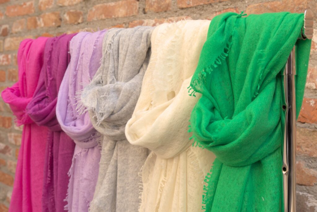 Kleiderstange mit verschieden farbigen Kaschmirschals von purschoen
Purschoen Kaschmir Schals online