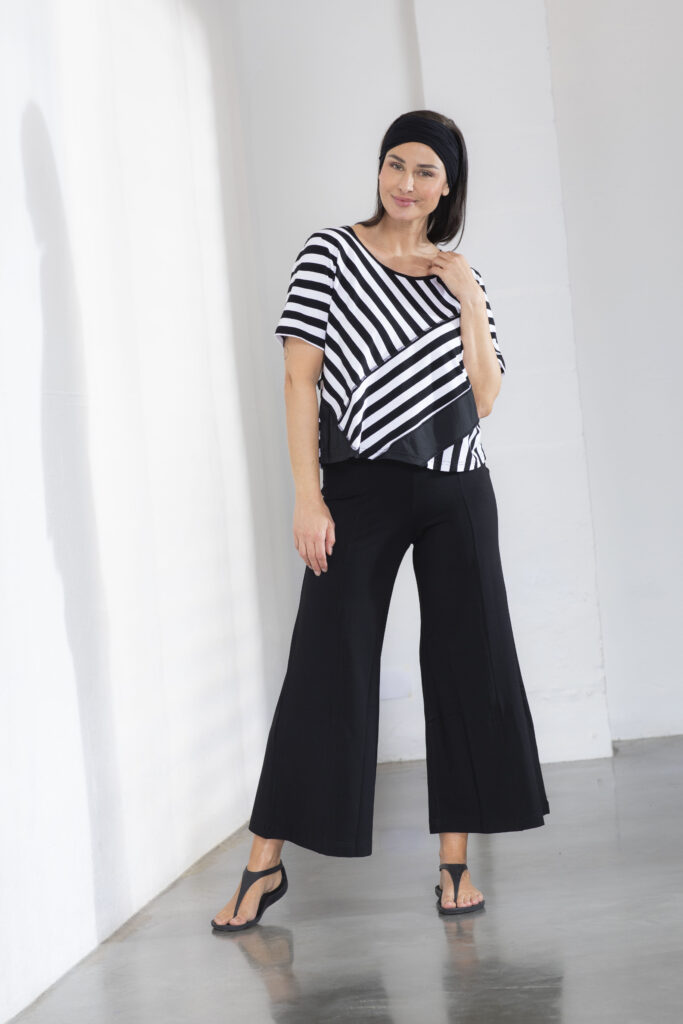 Anastasia by Kampeas neue Kollektion Sommer 2025 Tunika schwarz weiiss gestreift und Hose aus Viskosjersey