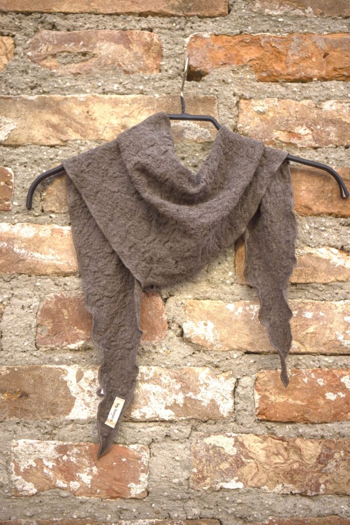 by basics Merino Strick Triangel braun