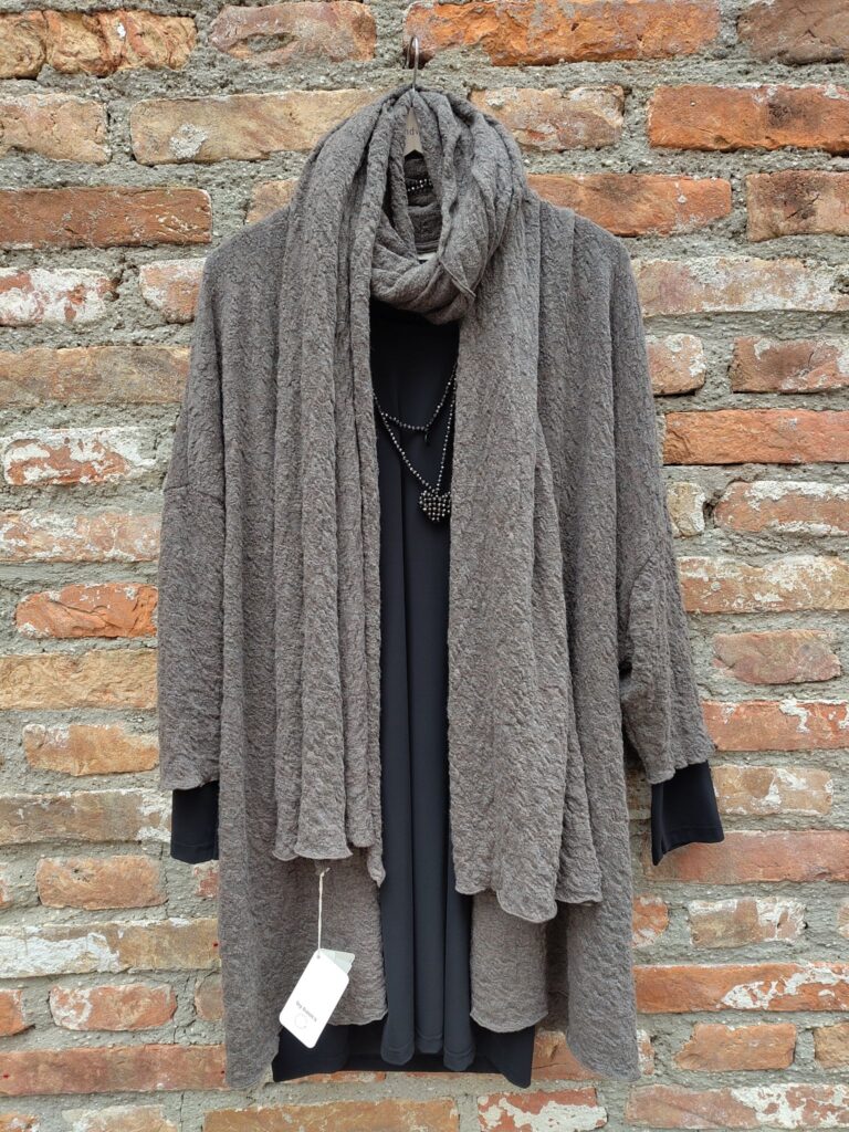 by basics Merino Strickjacke, Schal mit Zeitlos by Luana Kleid kombiniert
