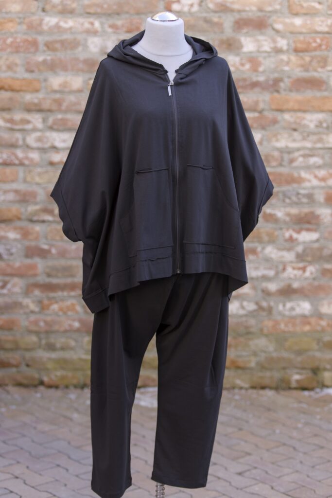 KHRI Mode Jerseyjacke und Hose in schwarz KHEI Kollektion 2026